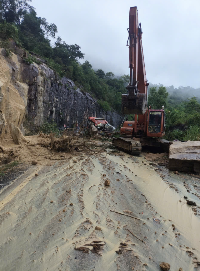 6 killed after landslide hits passenger bus in south-central Vietnam - Ảnh 4.