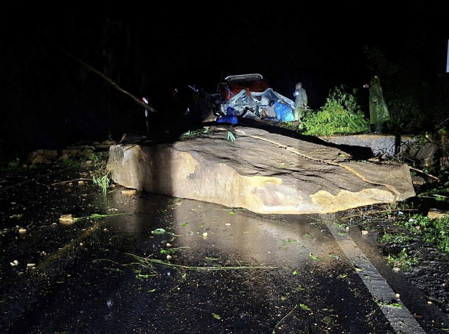 6 killed after landslide hits passenger bus in south-central Vietnam - Ảnh 5.
