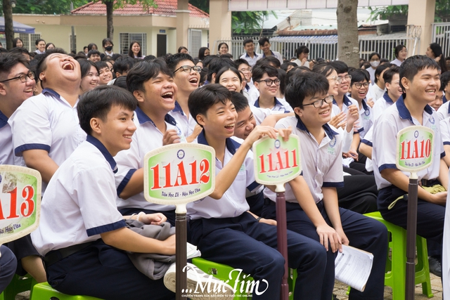 Học trò Trường THPT Hồ Thị Bi lần đầu 'gặp' thầy cô của thời thanh xuân qua những bức ảnh cũ- Ảnh 4. Học trò Trường THPT Hồ Thị Bi lần đầu 'gặp' thầy cô của thời thanh xuân qua những bức ảnh cũ- Ảnh 4.