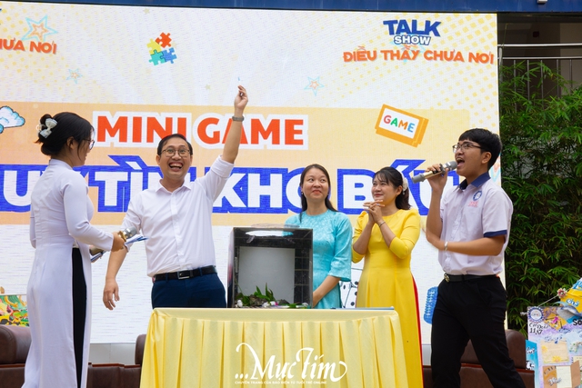 Học trò Trường THPT Hồ Thị Bi lần đầu 'gặp' thầy cô của thời thanh xuân qua những bức ảnh cũ- Ảnh 5. Học trò Trường THPT Hồ Thị Bi lần đầu 'gặp' thầy cô của thời thanh xuân qua những bức ảnh cũ- Ảnh 5.