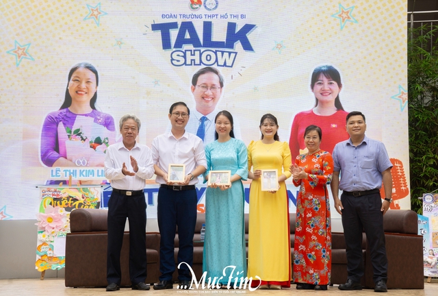 Học trò Trường THPT Hồ Thị Bi lần đầu 'gặp' thầy cô của thời thanh xuân qua những bức ảnh cũ- Ảnh 7. Học trò Trường THPT Hồ Thị Bi lần đầu 'gặp' thầy cô của thời thanh xuân qua những bức ảnh cũ- Ảnh 7.