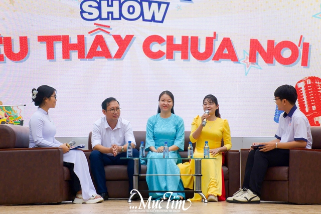 Học trò Trường THPT Hồ Thị Bi lần đầu 'gặp' thầy cô của thời thanh xuân qua những bức ảnh cũ- Ảnh 1. Học trò Trường THPT Hồ Thị Bi lần đầu 'gặp' thầy cô của thời thanh xuân qua những bức ảnh cũ- Ảnh 1.