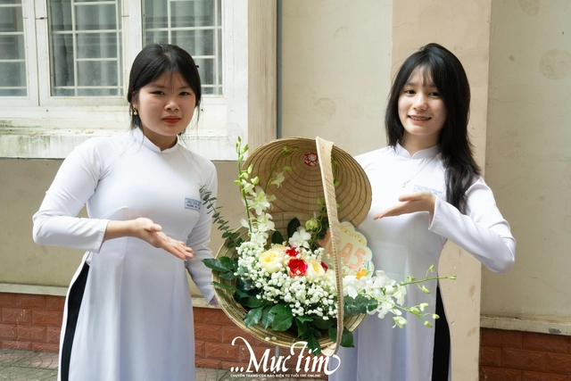 Học trò Trường THPT Hồ Thị Bi lần đầu 'gặp' thầy cô của thời thanh xuân qua những bức ảnh cũ- Ảnh 8. Học trò Trường THPT Hồ Thị Bi lần đầu 'gặp' thầy cô của thời thanh xuân qua những bức ảnh cũ- Ảnh 8.