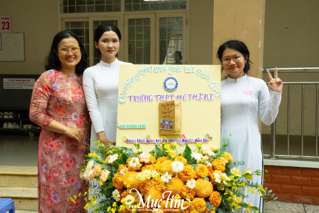 Học trò Trường THPT Hồ Thị Bi lần đầu 'gặp' thầy cô của thời thanh xuân qua những bức ảnh cũ- Ảnh 9. Học trò Trường THPT Hồ Thị Bi lần đầu 'gặp' thầy cô của thời thanh xuân qua những bức ảnh cũ- Ảnh 9.