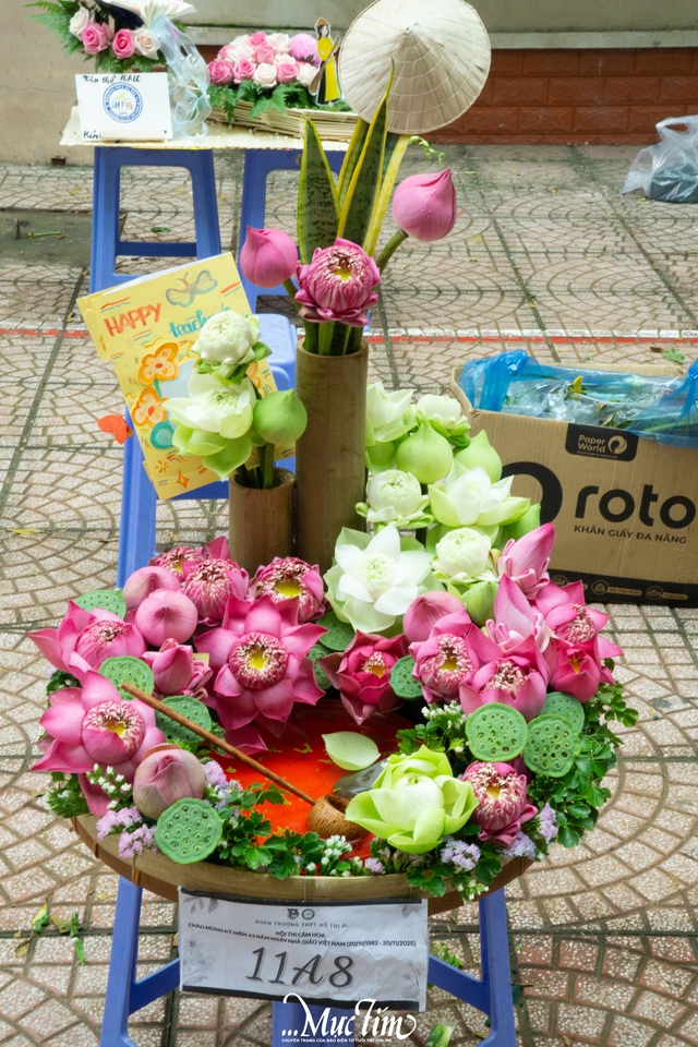 Học trò Trường THPT Hồ Thị Bi lần đầu 'gặp' thầy cô của thời thanh xuân qua những bức ảnh cũ- Ảnh 10. Học trò Trường THPT Hồ Thị Bi lần đầu 'gặp' thầy cô của thời thanh xuân qua những bức ảnh cũ- Ảnh 10.