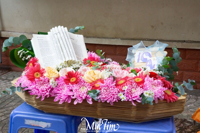 Học trò Trường THPT Hồ Thị Bi lần đầu 'gặp' thầy cô của thời thanh xuân qua những bức ảnh cũ- Ảnh 11. Học trò Trường THPT Hồ Thị Bi lần đầu 'gặp' thầy cô của thời thanh xuân qua những bức ảnh cũ- Ảnh 11.