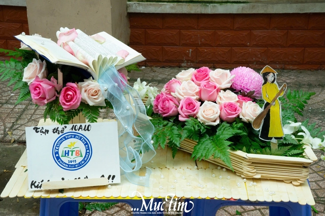 Học trò Trường THPT Hồ Thị Bi lần đầu 'gặp' thầy cô của thời thanh xuân qua những bức ảnh cũ- Ảnh 13. Học trò Trường THPT Hồ Thị Bi lần đầu 'gặp' thầy cô của thời thanh xuân qua những bức ảnh cũ- Ảnh 13.