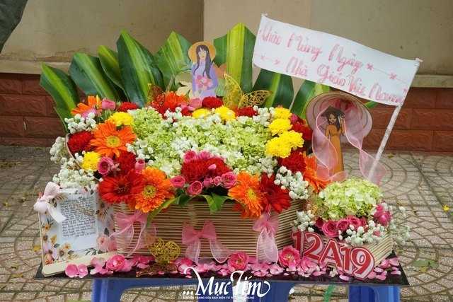 Học trò Trường THPT Hồ Thị Bi lần đầu 'gặp' thầy cô của thời thanh xuân qua những bức ảnh cũ- Ảnh 15. Học trò Trường THPT Hồ Thị Bi lần đầu 'gặp' thầy cô của thời thanh xuân qua những bức ảnh cũ- Ảnh 15.