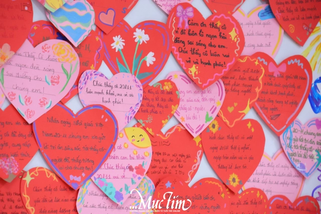 Rực rỡ những bông hoa tri ân trên ngực áo của thầy cô Trường Trung học Thực hành Sài Gòn - Ảnh 25.