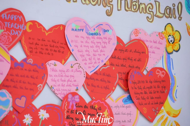 Rực rỡ những bông hoa tri ân trên ngực áo của thầy cô Trường Trung học Thực hành Sài Gòn - Ảnh 26.