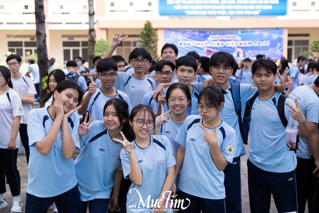 Sôi động thi chạy tiếp sức Giải thể thao học sinh Trường THPT Nguyễn Hữu Huân - Ảnh 3.