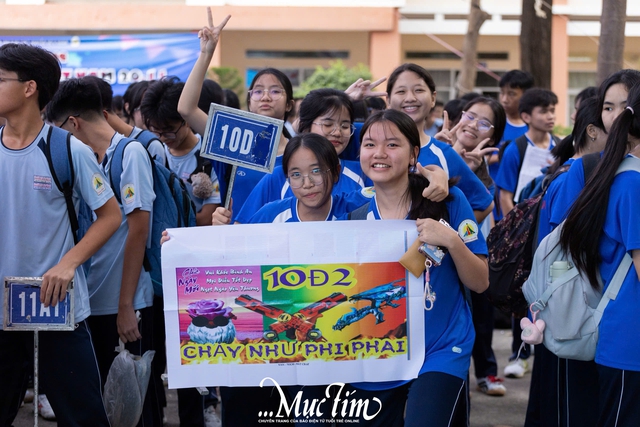 Sôi động thi chạy tiếp sức Giải thể thao học sinh Trường THPT Nguyễn Hữu Huân - Ảnh 4.