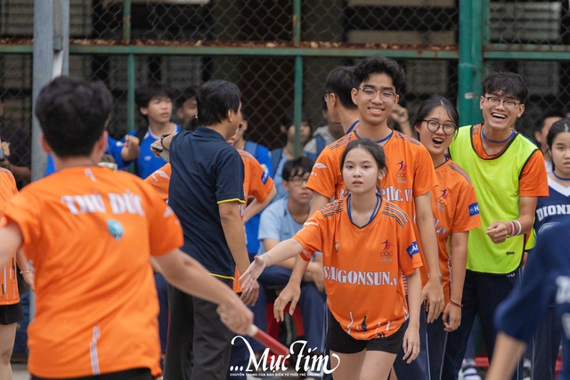 Sôi động thi chạy tiếp sức Giải thể thao học sinh Trường THPT Nguyễn Hữu Huân - Ảnh 8.