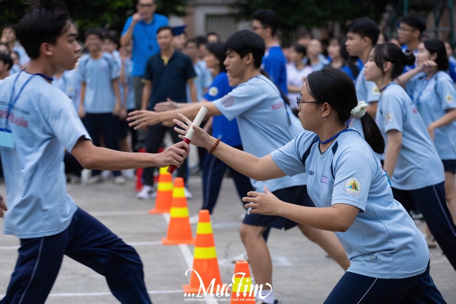 Sôi động thi chạy tiếp sức Giải thể thao học sinh Trường THPT Nguyễn Hữu Huân - Ảnh 9.
