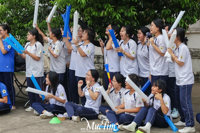 Sôi động thi chạy tiếp sức Giải thể thao học sinh Trường THPT Nguyễn Hữu Huân - Ảnh 18.