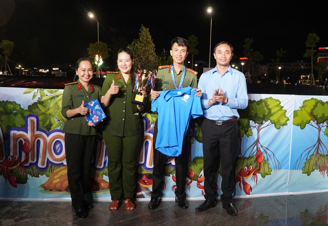 Sôi động cuộc thi mò cua nhanh tại ngày hội cua lần thứ II tỉnh Cà Mau - Ảnh 3.