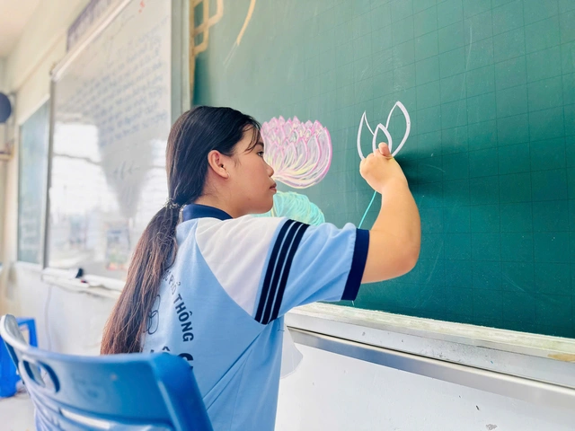 Teen THPT Thạnh Lộc “hô biến” bảng lớp thành tác phẩm nghệ thuật chào mừng Ngày Nhà giáo Việt Nam - Ảnh 5.