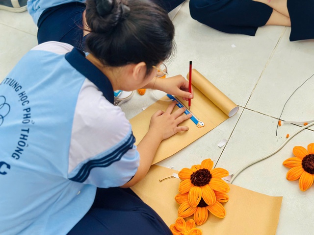 Teen THPT Thạnh Lộc “hô biến” bảng lớp thành tác phẩm nghệ thuật chào mừng Ngày Nhà giáo Việt Nam - Ảnh 4.