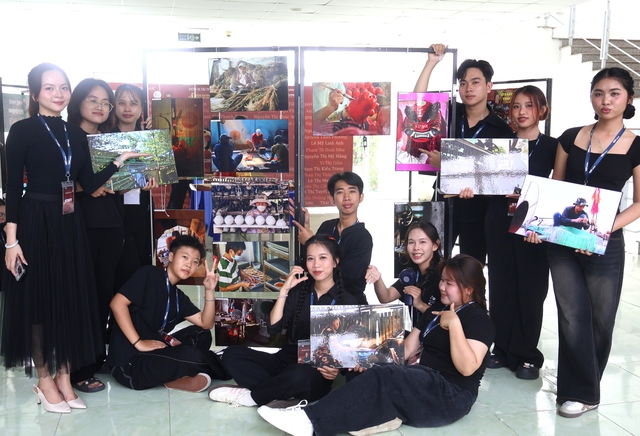 Người trẻ ‘giữ lửa’ làng nghề Việt qua nhiếp ảnh - Ảnh 1.