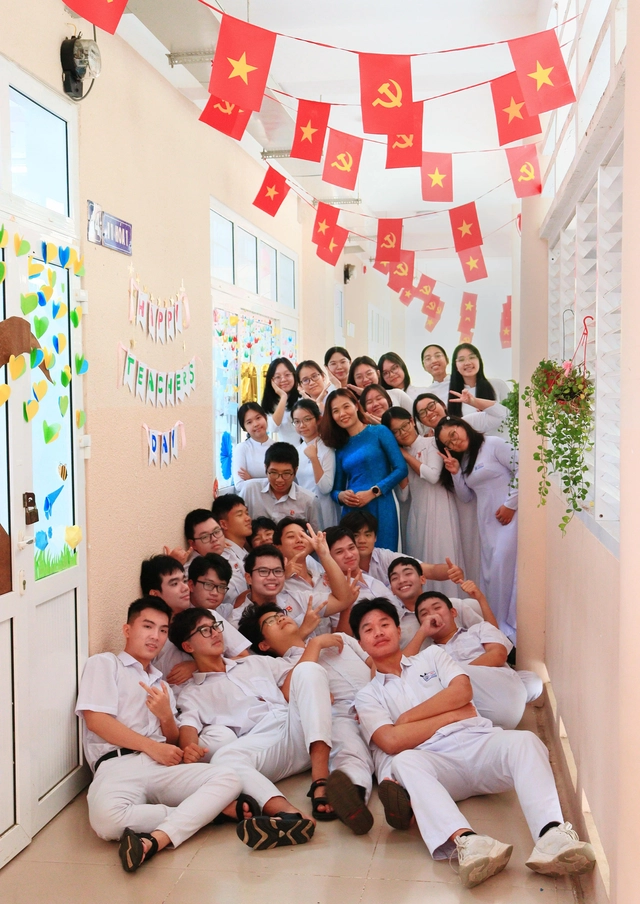 Teen Trường THPT Chuyên Lê Quý Đôn biến hoá hành lang rực sắc màu tri ân thầy cô - Ảnh 1.