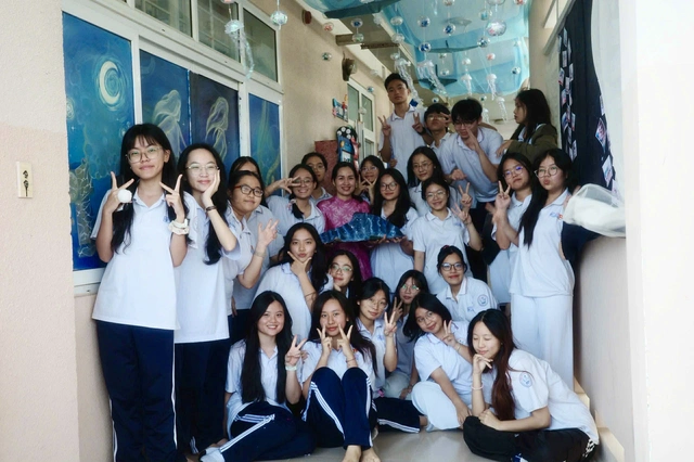 Teen Trường THPT Chuyên Lê Quý Đôn biến hoá hành lang rực sắc màu tri ân thầy cô - Ảnh 13.