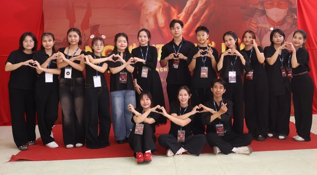 Người trẻ ‘giữ lửa’ làng nghề Việt qua nhiếp ảnh - Ảnh 3.