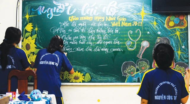 Teen Trường THPT Nguyễn Công Trứ khoe hoa tay, thay lời cảm ơn thầy cô- Ảnh 2. Teen Trường THPT Nguyễn Công Trứ khoe hoa tay, thay lời cảm ơn thầy cô- Ảnh 2.