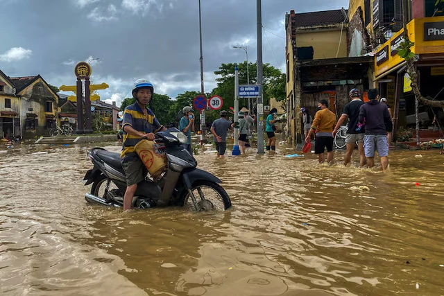 Floods hit Vietnam again, killing at least 8, hindering coffee harvest- Ảnh 1.