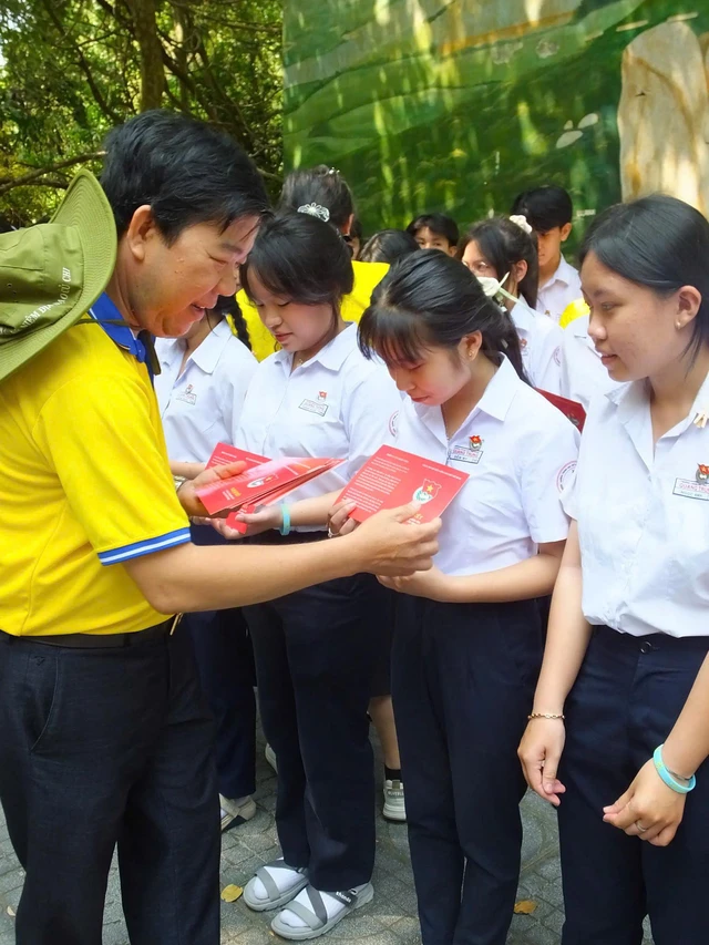 Người thầy truyền cảm hứng cho nhiều thế hệ học trò của Trường THPT Quang Trung- Ảnh 1.