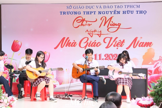 Học trò Trường THPT Nguyễn Hữu Thọ tri ân những 'người lái đò' thầm lặng - Ảnh 4.