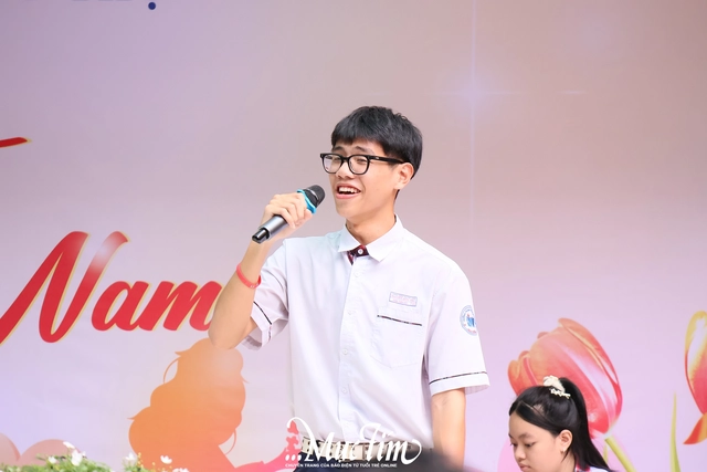 Học trò Trường THPT Nguyễn Hữu Thọ tri ân những 'người lái đò' thầm lặng - Ảnh 5.