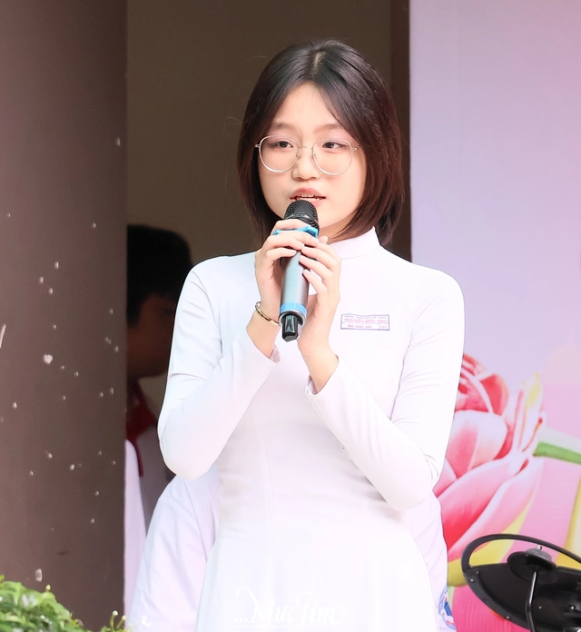 Học trò Trường THPT Nguyễn Hữu Thọ tri ân những 'người lái đò' thầm lặng - Ảnh 6.