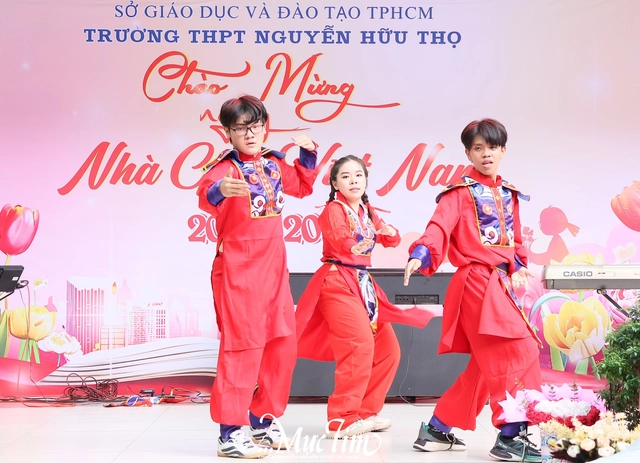 Học trò Trường THPT Nguyễn Hữu Thọ tri ân những 'người lái đò' thầm lặng - Ảnh 7.