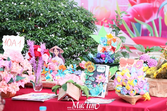 Học trò Trường THPT Nguyễn Hữu Thọ tri ân những 'người lái đò' thầm lặng - Ảnh 11.