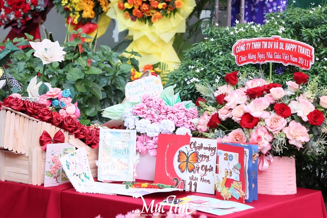 Học trò Trường THPT Nguyễn Hữu Thọ tri ân những 'người lái đò' thầm lặng - Ảnh 12.