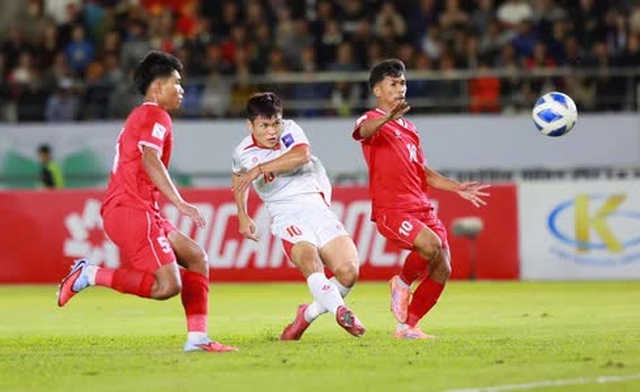 Xuân Son ghi bàn giúp Việt Nam đánh bại Lào - Ảnh 3. Xuân Son ghi bàn giúp Việt Nam đánh bại Lào - Ảnh 2.