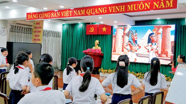 Cô giáo Trường THPT Lương Thế Vinh hô biến môn lịch sử thành giờ học vui ơi là vui cùng AI - Ảnh 2.