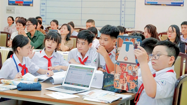 Cô giáo Trường THPT Lương Thế Vinh hô biến môn lịch sử thành giờ học vui ơi là vui cùng AI - Ảnh 3.