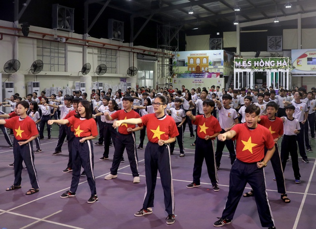 Học sinh Trường THCS - THPT Hồng Hà đồng diễn Vovinam hướng tới kỷ lục kép - Ảnh 1.
