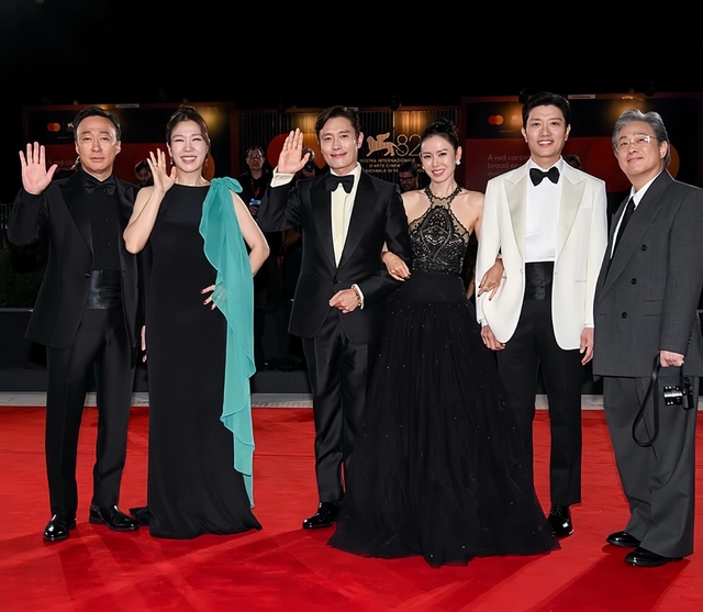 Vợ chồng Son Ye Jin – Hyun Bin thắng lớn tại Rồng Xanh 2025 - Ảnh 3.