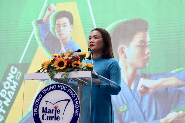 Teen Trường THPT Marie Curie "quẩy" tưng bừng cùng S.T Sơn Thạch, tiếp lửa kỷ lục đồng diễn Vovinam- Ảnh 4.