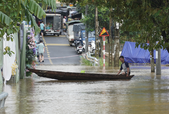 Da Nang downpours, floods take 12 lives, cause over $29mn in damage
- Ảnh 1.
