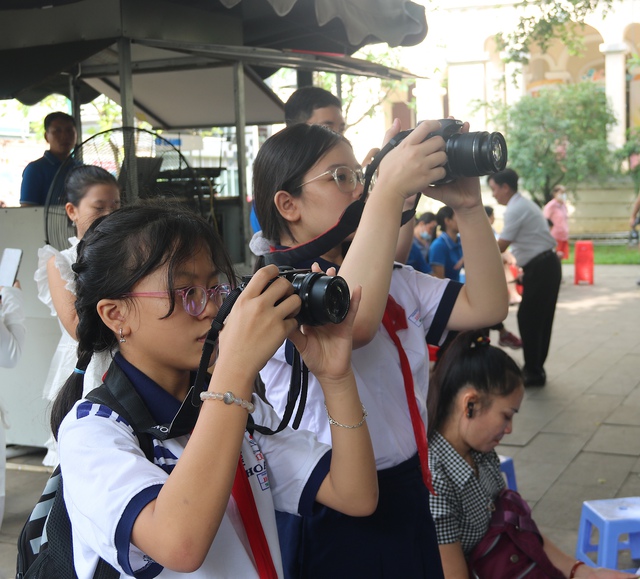 Buổi tác nghiệp thực tế với nhiều điều hay ho của phóng viên nhí Khăn Quàng Đỏ- Ảnh 2. Buổi tác nghiệp thực tế với nhiều điều hay ho của phóng viên nhí Khăn Quàng Đỏ- Ảnh 2.