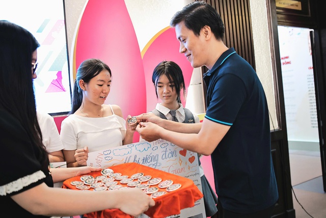 Buổi tác nghiệp thực tế với nhiều điều hay ho của phóng viên nhí Khăn Quàng Đỏ- Ảnh 11. Buổi tác nghiệp thực tế với nhiều điều hay ho của phóng viên nhí Khăn Quàng Đỏ- Ảnh 11.