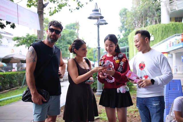 Buổi tác nghiệp thực tế với nhiều điều hay ho của phóng viên nhí Khăn Quàng Đỏ- Ảnh 5. Buổi tác nghiệp thực tế với nhiều điều hay ho của phóng viên nhí Khăn Quàng Đỏ- Ảnh 5.