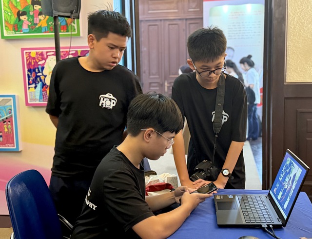 Buổi tác nghiệp thực tế với nhiều điều hay ho của phóng viên nhí Khăn Quàng Đỏ- Ảnh 9. Buổi tác nghiệp thực tế với nhiều điều hay ho của phóng viên nhí Khăn Quàng Đỏ- Ảnh 9.