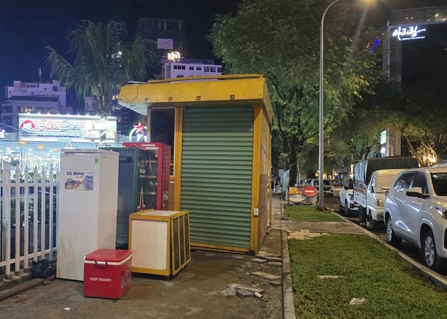 Public toilet ‘vanishes’ overnight, then reappears at corner of Saigon street- Ảnh 1. Public toilet ‘vanishes’ overnight, then reappears at corner of Saigon street- Ảnh 1.