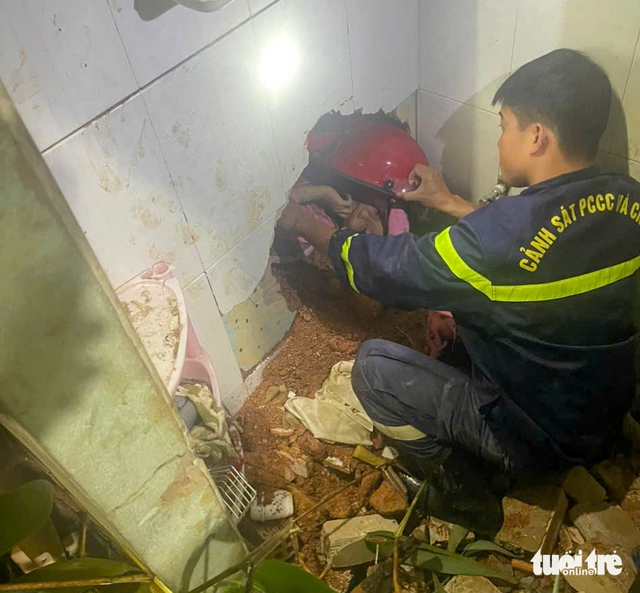 8-year-old girl rescued after being buried in Vietnam’s Da Lat landslide - Ảnh 1.