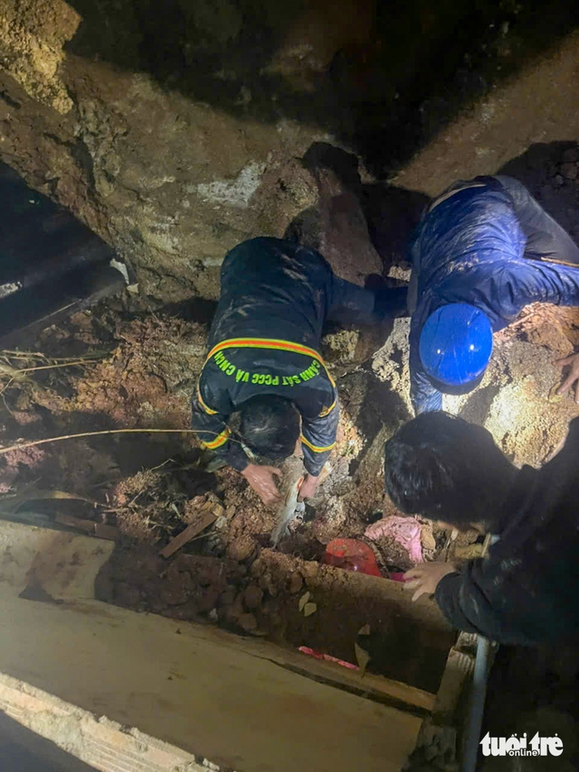 8-year-old girl rescued after being buried in Vietnam’s Da Lat landslide - Ảnh 2.