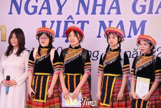 Ấm áp tình thầy trò trong lễ kỷ niệm Ngày Nhà giáo Việt Nam 20-11 tại Trường THPT Thủ Thiêm - Ảnh 4.